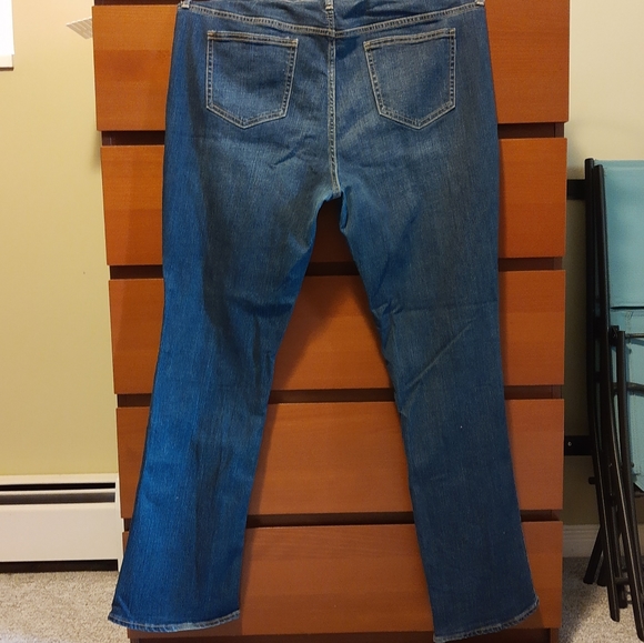 Old Navy sweetheart, bootcut, medium/dark jeans - Picture 2 of 3